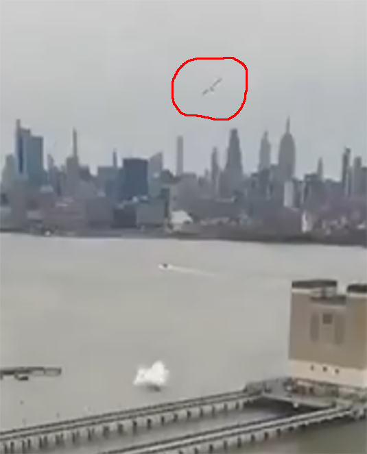 engineco16's tweet image. #BREAKING 🚨 #HudsonRiver helicopter crash.  Is that the main rotor above the copter???