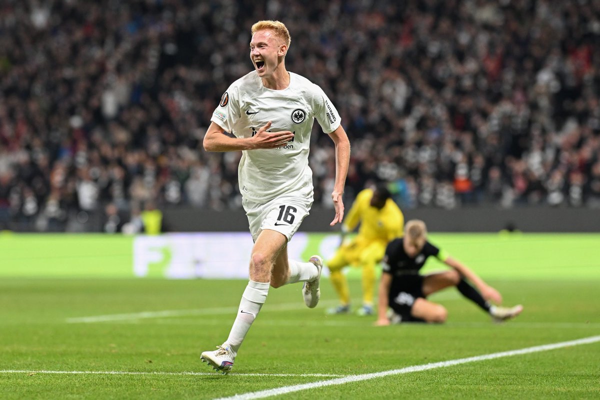 Frankfurt’un 21 yaşındaki merkez orta sahası Hugo Larsson’u topa sahip olmayı seven bir üst seviye takımda yakın gelecekte görürüz gibi.

Fiziksel olarak biraz daha üstüne koyduğu zaman çok iyi profile sahip olacaktır.

Çalışkan. Teknik. Kreatif.