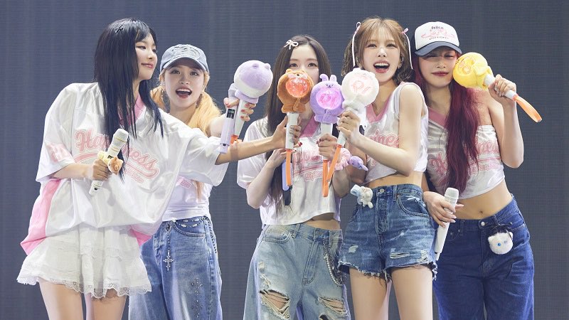 joy6ung's tweet image. — build your own outfit: red version 🌷

⊹ answer the questions about red velvet and create your outfit !!

⌕ : #redvelvet #rv #reveluv #irene  #seulgi #wendy  #joy  #yeri