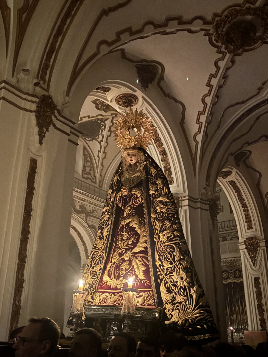‼️ En el interior de los Santos Mártires, momentos de recogimiento en el traslado claustral de Pasión
#CofradíasMLG