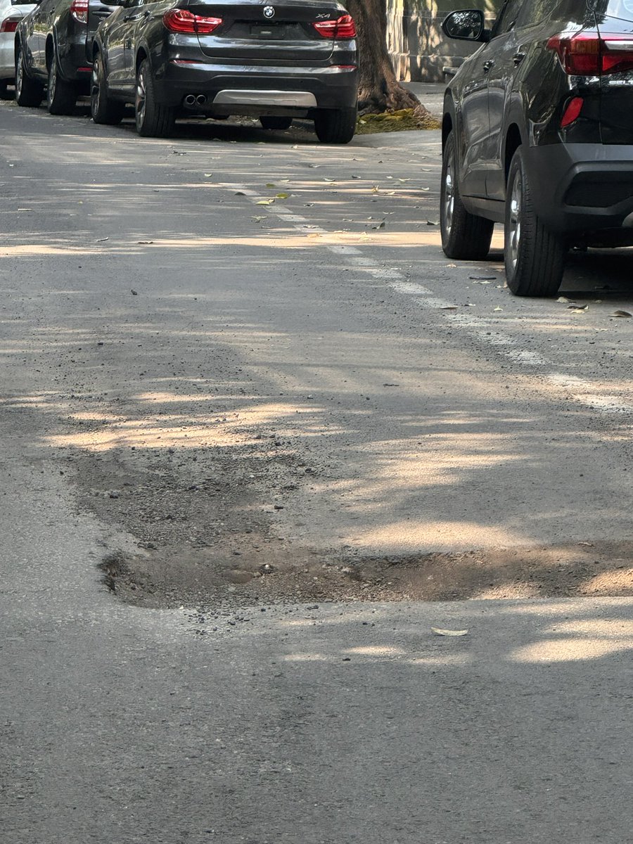 aLeyzabal's tweet photo. @AlessandraRdlv  Ale mana tocaya! 

Tiene 3 semanas este hoyo enorme en avenida México enfrente del Basurto 

Ayúdanos por fa, manda a alguien a que lo repare pls. 

Gracias https://t.co/ssdvkBYg00