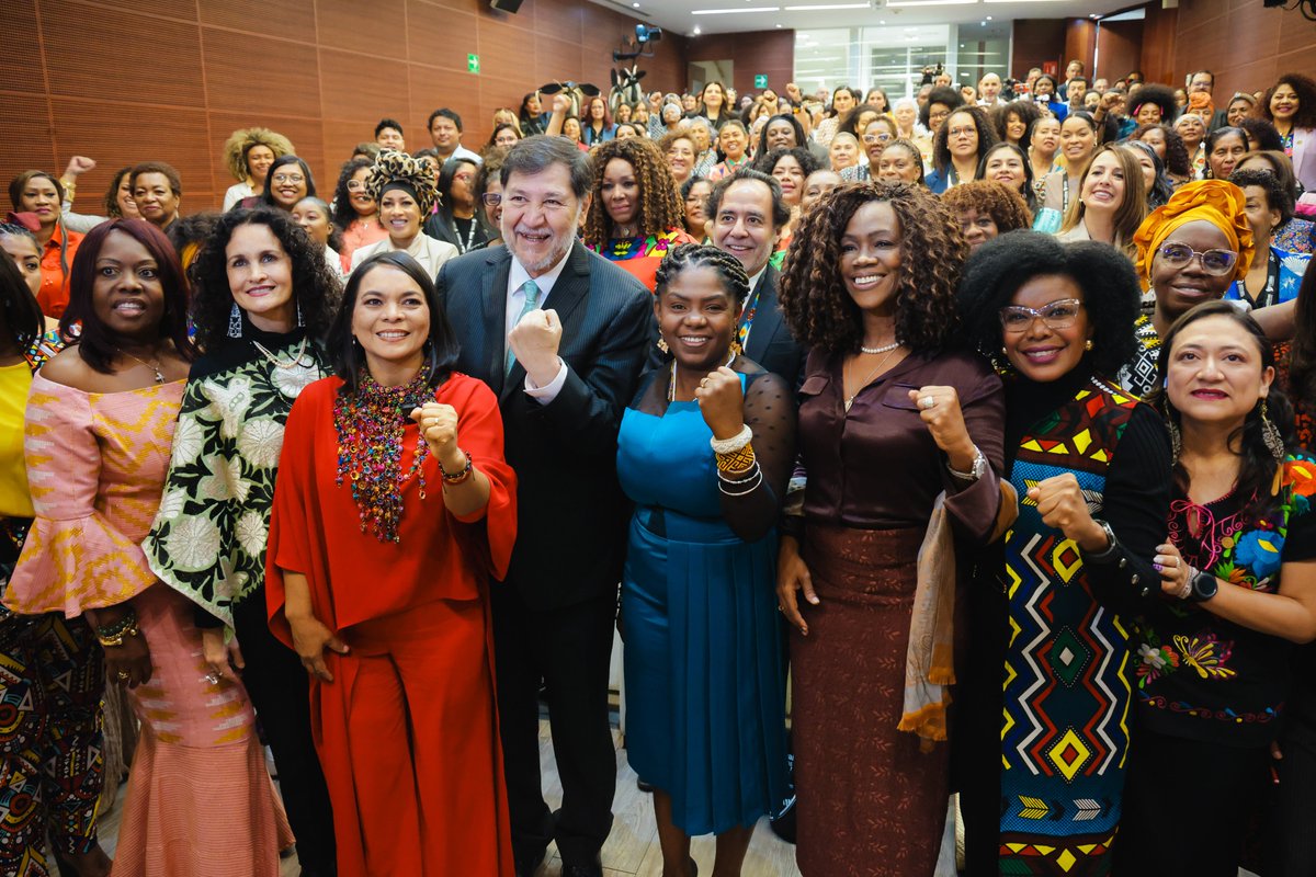 ViceColombia's tweet photo. La vicepresidenta @FranciaMarquezM participó como invitada de honor en el Panel Internacional de Mujeres Afropolíticas de América Latina y el Caribe, realizado en el @senadomexicano, en el marco del inicio del Segundo Decenio Internacional para los Afrodescendientes. 

Sigue 🧵👇🏿 https://t.co/tRiJ4b2HKF