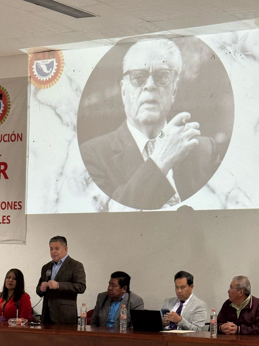En @ctmtlax, en el marco del seminario de capacitación de reparto de utilidades con representantes de 60 sindicatos cetemistas se  conmemoró el 125 aniversario del natalicio de #DonFidelVelázquez.
Seguimos peleando su demanda de 1974 por #semana40horas, aguinaldo, prestaciones y