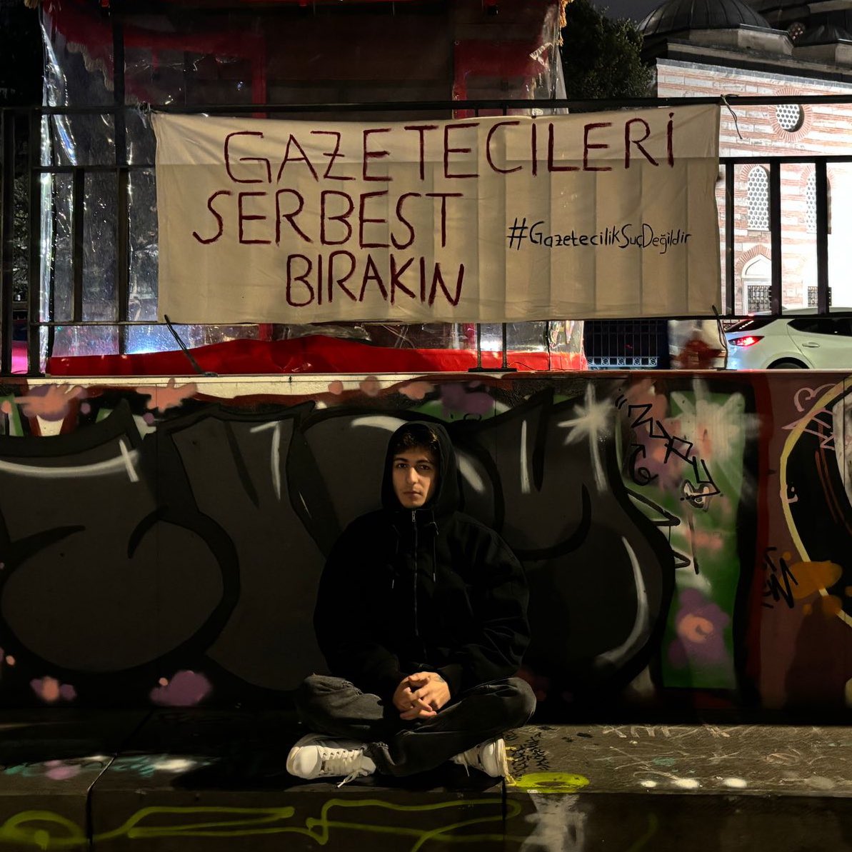 islam_akis's tweet photo. Gazeteciler Timur Soykan ve Murat Ağırel’in gözaltına alınması; basına, ifade ve haber alma özgürlüğüne yönelik  bir müdahaledir. Gazetecilik suç değildir. https://t.co/qHRz1Fm8cg