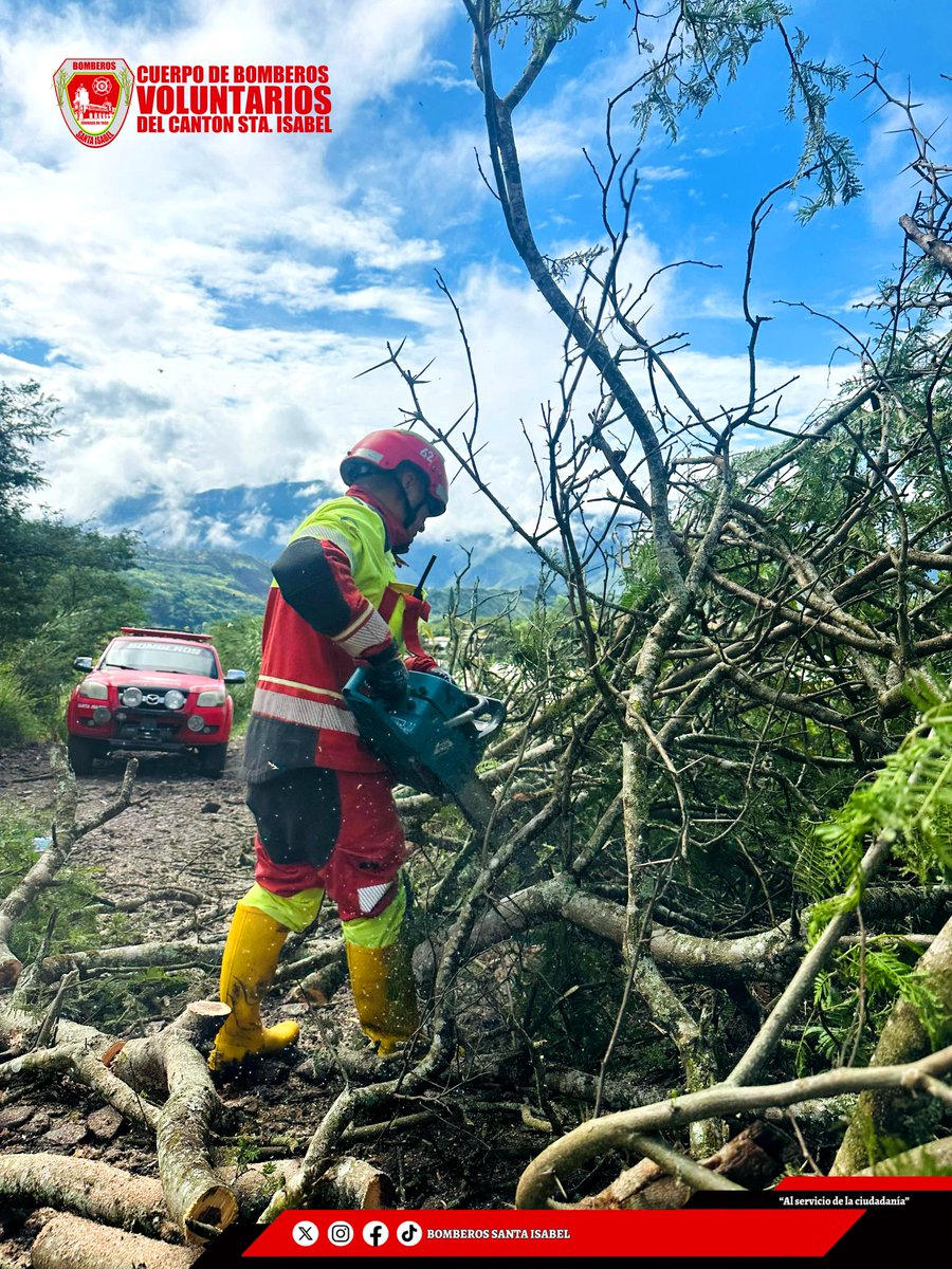 Peña Blanca Bomberos acudieron rápidamente al sector de Puente Loma , donde un árbol caído estaba obstruyendo el tránsito vehicular. Con el uso de herramientas especializadas, se procedió al corte y retiro del árbol, restableciendo la circulación de manera segura