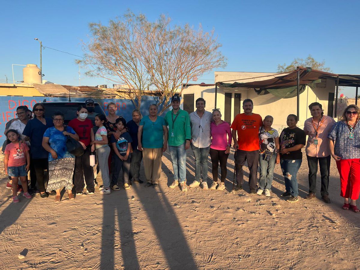 Hoy estuvimos con vecinos de la cerrada Los Racimos en la Verbena y en Urbi Villa del Prado, platicando de cómo podemos mantener limpias las áreas verdes, con programas como “Parque Sustentables”, que les permite obtener recursos, producto de la venta de material reciclado.