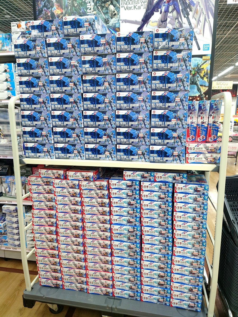 本日発売の #万博 #ガンダム です。 HGのグラスフェザーセットと