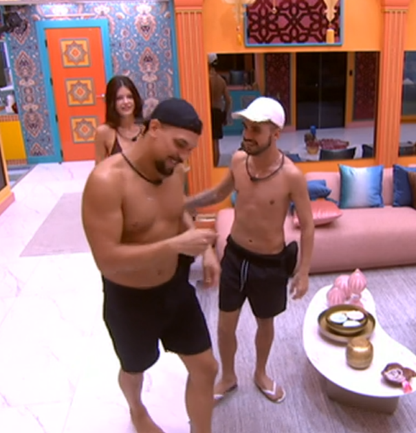 poptime's tweet photo. O Tadeu comparando a brincadeira do Vinicius com o João e o Maike com a Renata. Mona, você é maluca? #BBB25 https://t.co/j22T1xZVBD