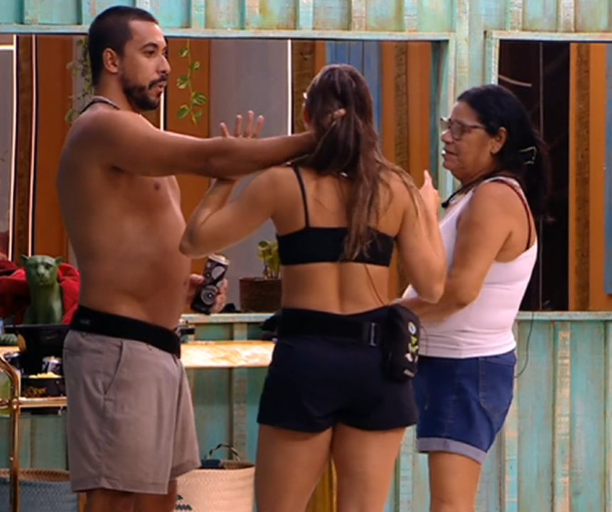 poptime's tweet photo. O Tadeu comparando a brincadeira do Vinicius com o João e o Maike com a Renata. Mona, você é maluca? #BBB25 https://t.co/j22T1xZVBD