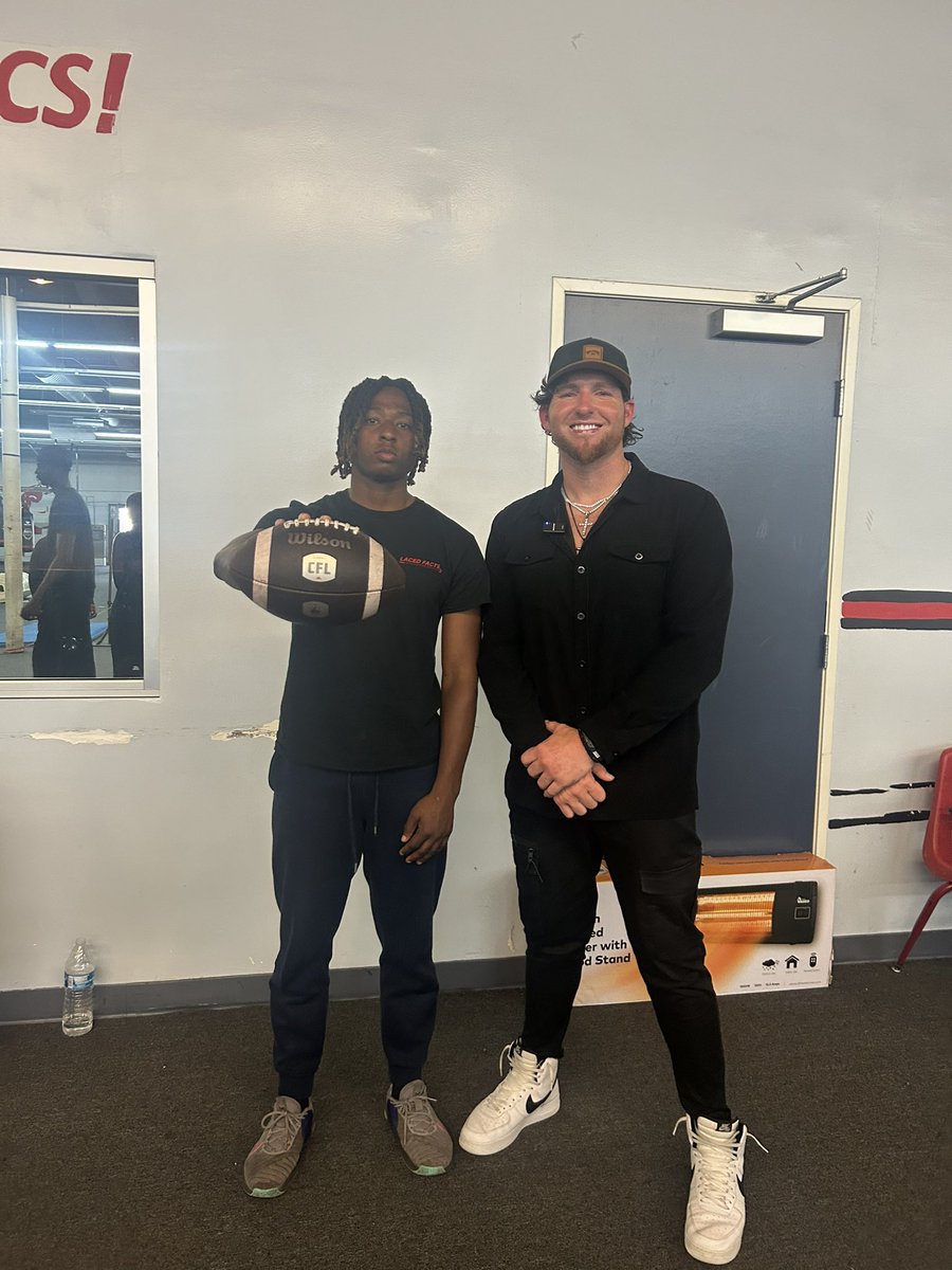 ajmccarter's tweet photo. Been working since a little kid💯💪🏾#fullcircle #blessings @BryanScottQb @LightsOutWade7 @coachnelsonjr25 https://t.co/DubkX1HHHc