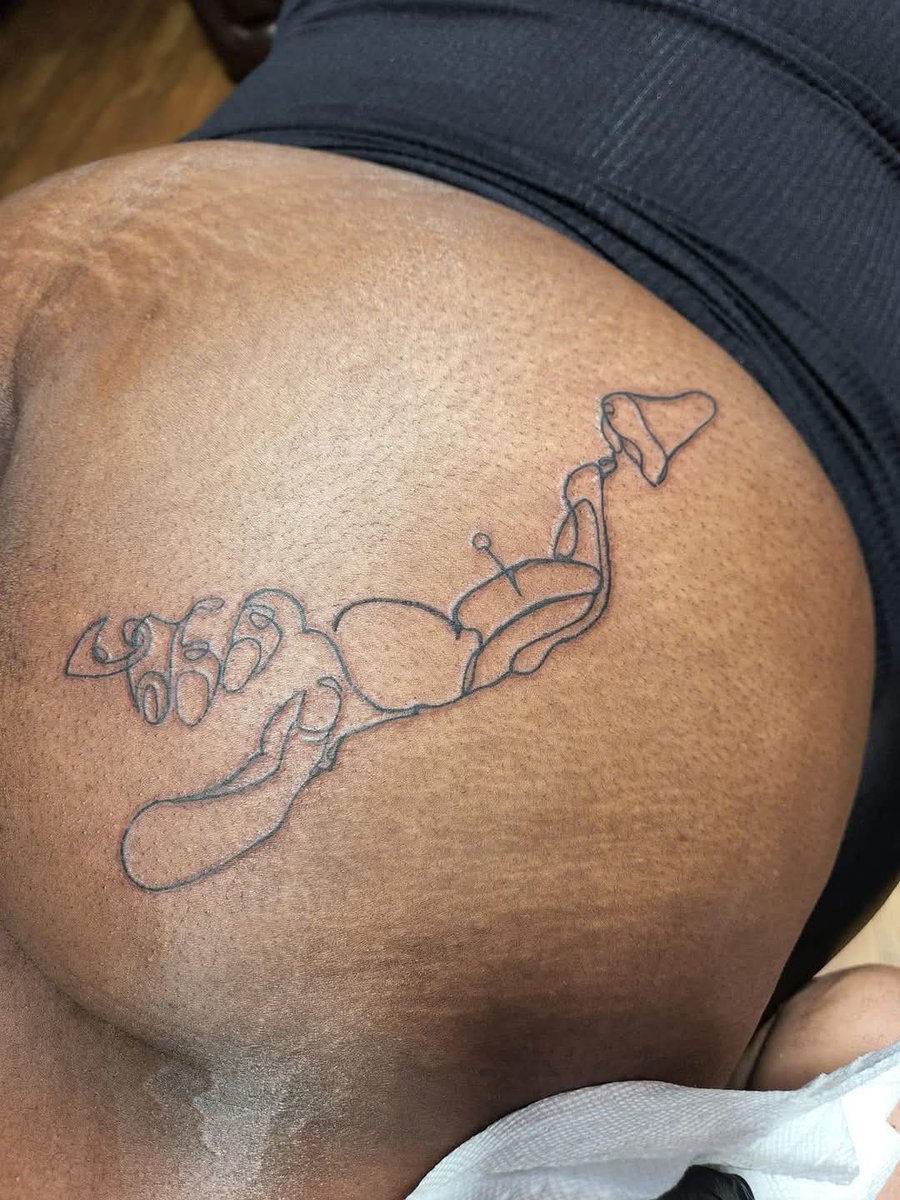 Anybody know whats going on with this tat? I'm so confused. What is it? 🥴😵‍💫😵😬😖😑😐🤔