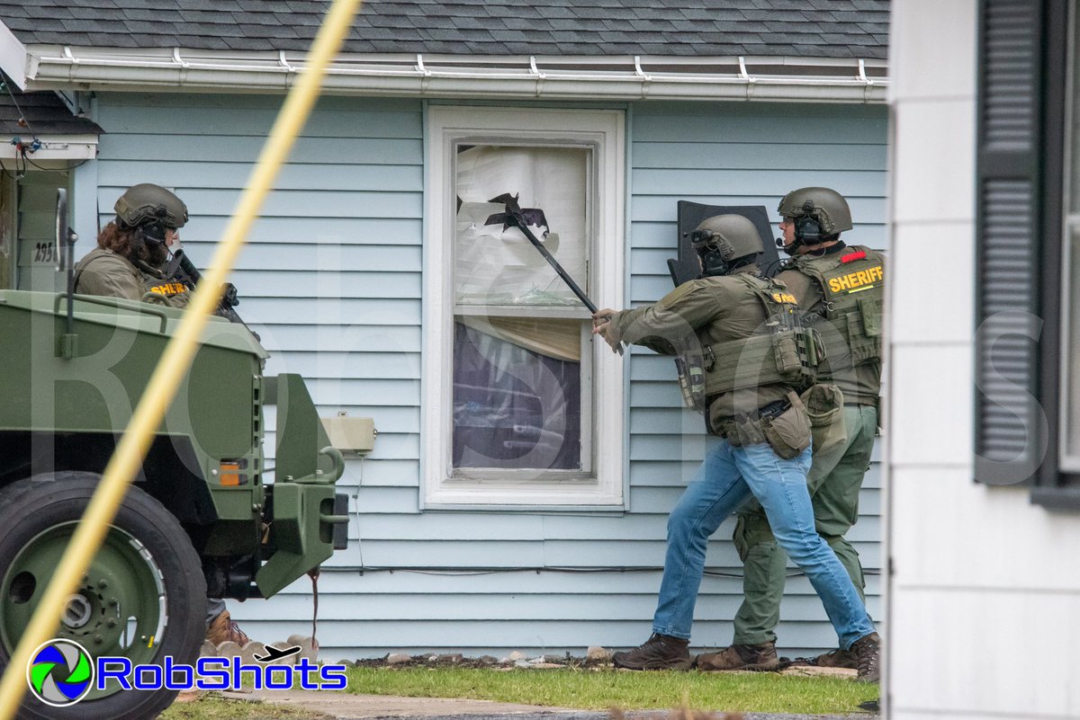 RobShots tweet media