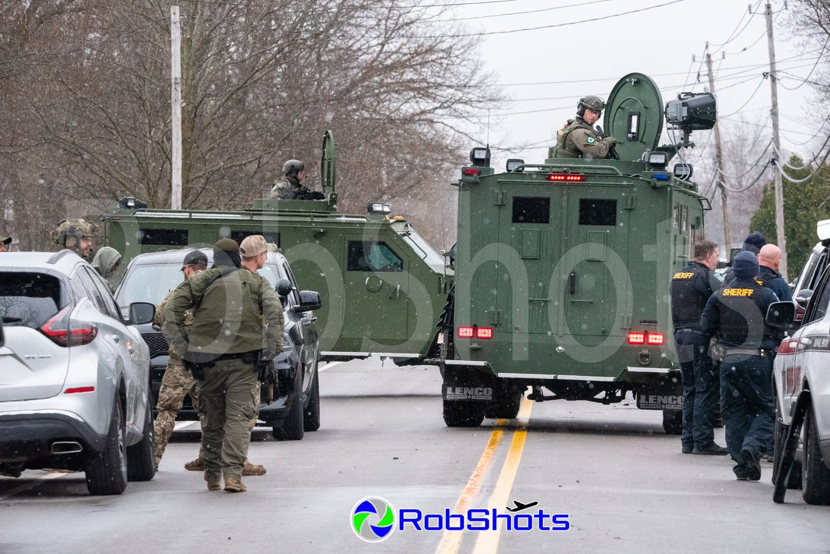 RobShots tweet media