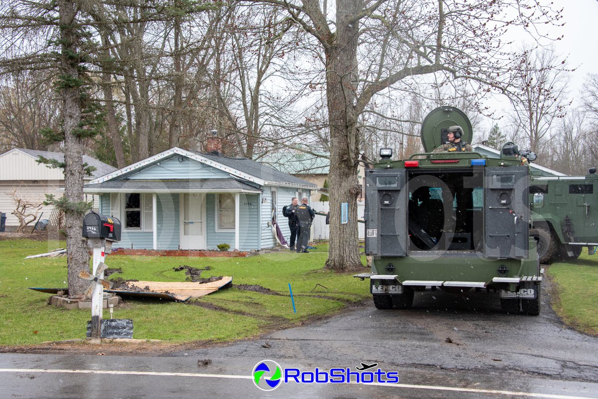 RobShots tweet media