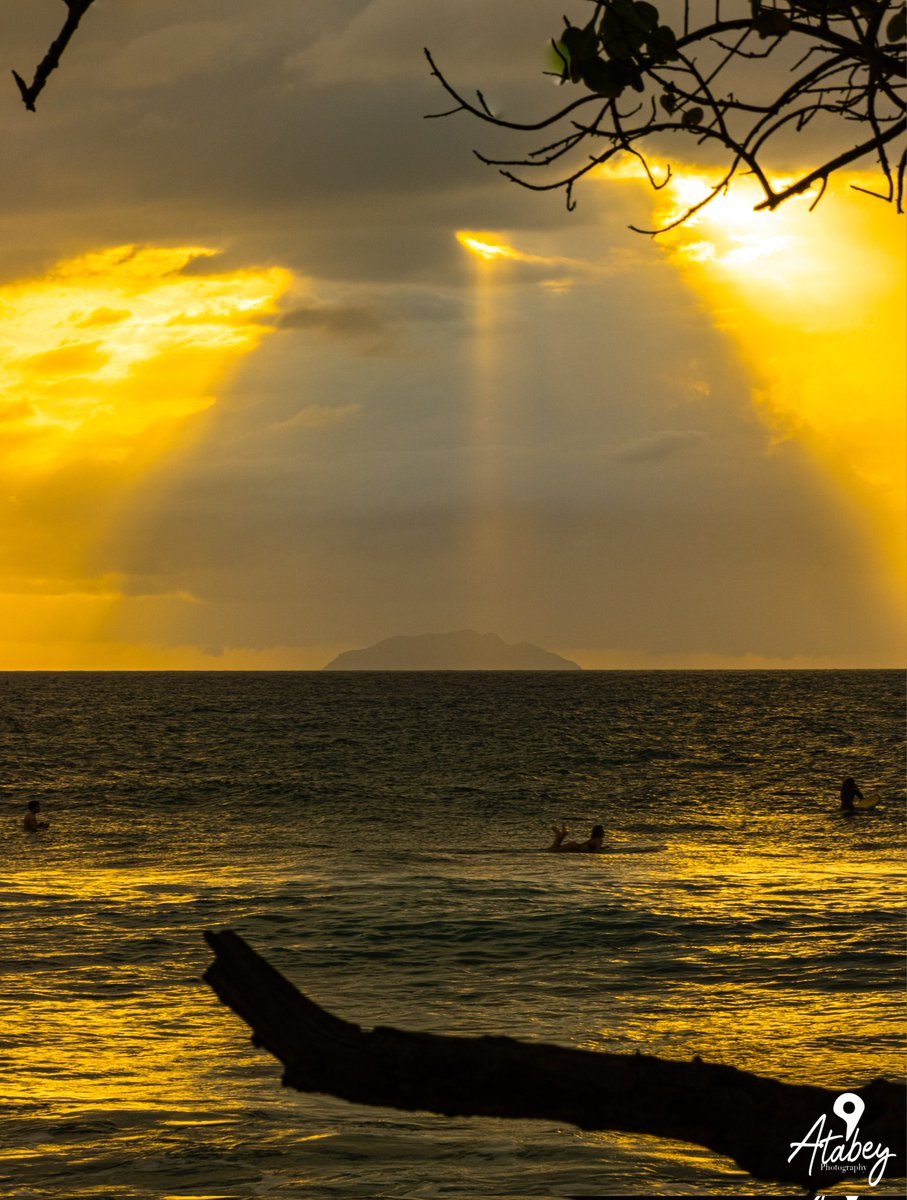 Así estuvo la tarde de hoy. 💛

📍 Domes Beach 🌊
🇵🇷 Rincón, P.R. 🇵🇷

Dale "❤️" y comparte 🔃 con tus amistades y familiares. | Sígueme en Facebook, Instagram, Threads y X como @atabeyphotog. | ♻️ Cuida el medioambiente y llévate tu basura. 🚯