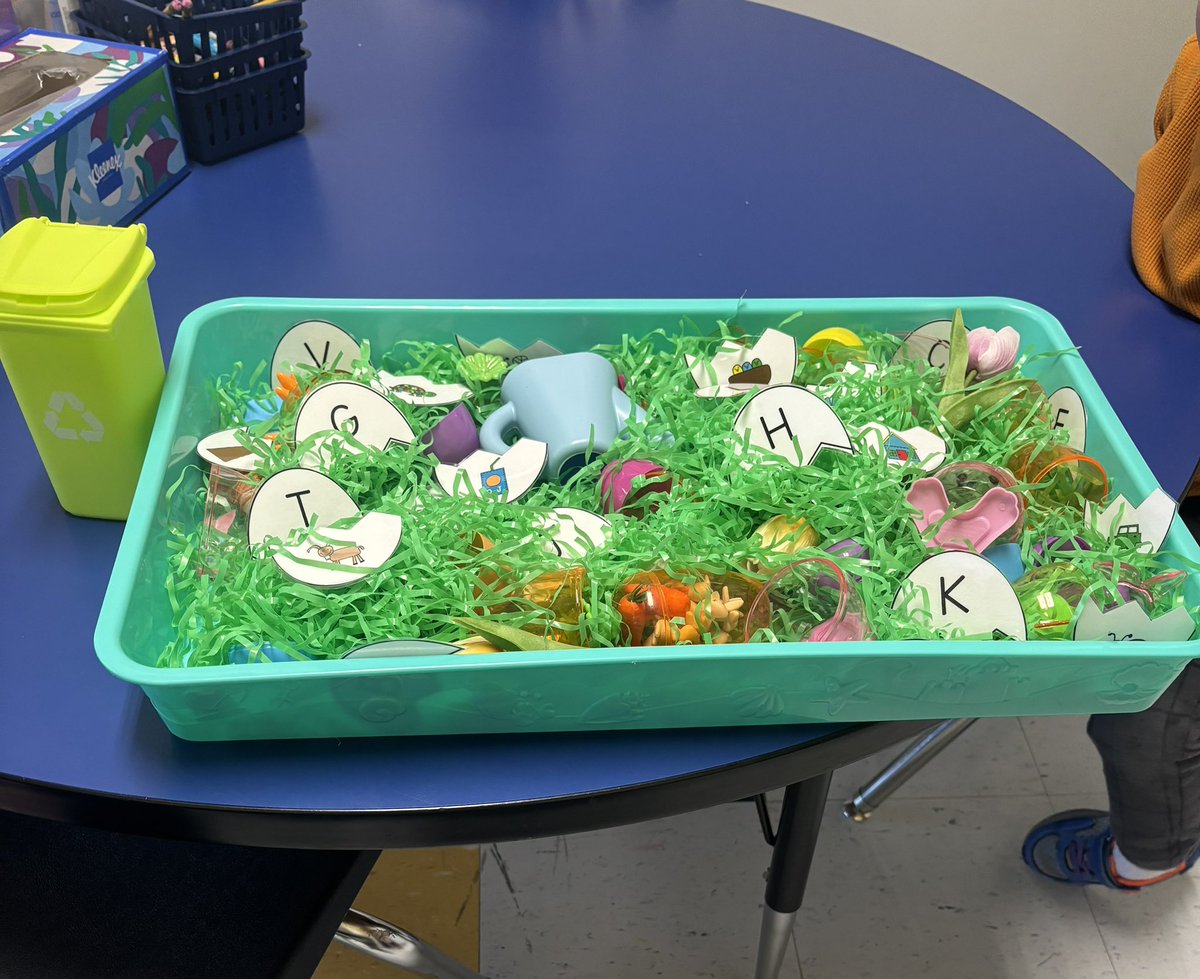 MrsLongarzoSLP's tweet photo. Hanging with my #peeps in preschool 🐰 https://t.co/Ha4iq1OFRX