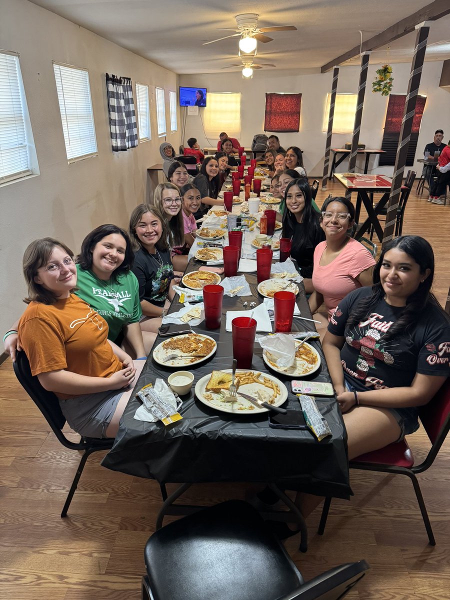 phsmavsoftball's tweet photo. Huge Lady Mav Softball shout out to Rick and Juanita Rendon (Grandparents to Lady Mav Neela) for sponsoring our softball girls team dinner 🤘🏼💚 and thank you Eddie’s Mexican Restaurant for hosting our girls and for the great service, food and hospitality. https://t.co/aOHJf1adZu