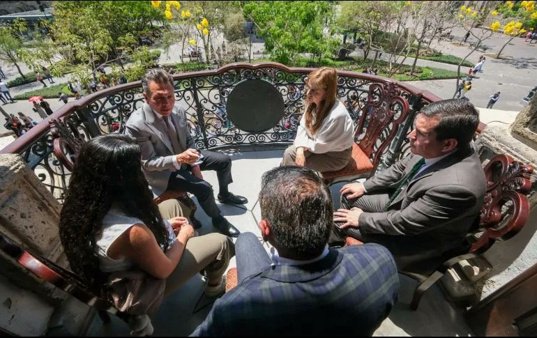 marcatextos's tweet photo. ¿Es en serio lo que publica el @informador en su portal de internet? ¿Una reunión en el balcón de Palacio de Gobierno para tratar un tema sensible y trascendente como el de la desaparición de estudiantes? 
¿A eso se prestaron @KarlaPlanter1 @Zoermr_ y @CesarBarbaD? 
¿De veras lo que se llevó a cabo afuera fue una "concentración simbólica" a la que se prestaron estudiantes y familiares de los desaparecidos?
¿La frivolidad, como en Zapopan y Guadalajara, llegó y se oficializa ya en Palacio de Gobierno?
https://t.co/mgRvueLTMp a través de @informador