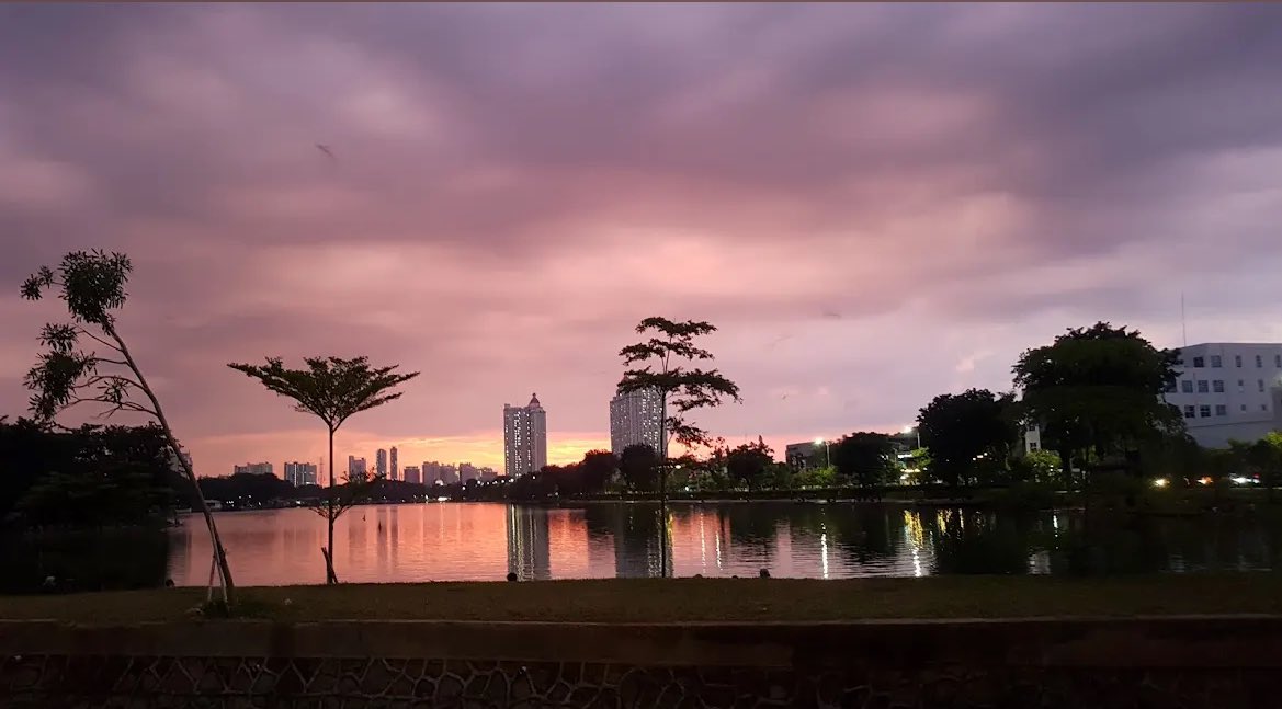 txtdrjkt's tweet photo. besok kita main ke Sunter ya…

nanti kita keliling kemayoran, 
main ke ancol,
pulangnya nyore ke danau sunter sambil liat sunset,
abis tu mampir deh ke tansu kemayoran,
makan malemnya mau taichan bang maman apa mau kerak telor PRJ? https://t.co/IWxwDOj6FR