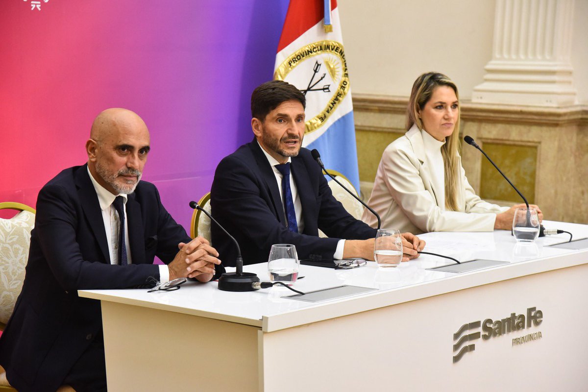 gastonmarraOK's tweet photo. Quiero agradecer al gobernador de Santa Fe @maxipullaro por haber recibido (es el primero que lo hace) a algunos de los impulsores de la @fichalimpia.

También nos acompañó la senadora nacional @carolinalosada. 

Su incorporación en la Constitución provincial será un hecho 💪🏻💪🏻💪🏻 https://t.co/hBZ5KWHiQL