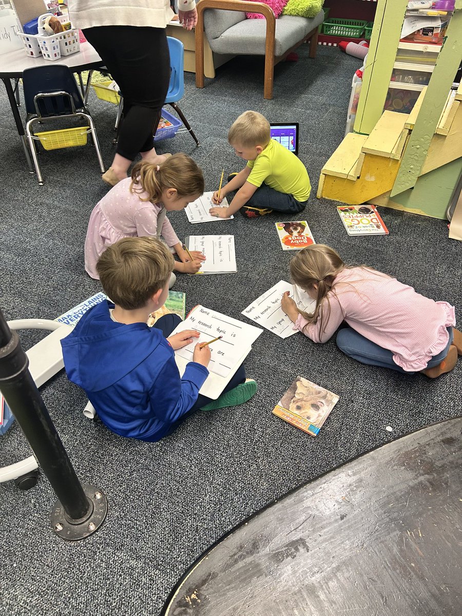 CSFlowerPower's tweet image. Research is well under way in the garden! They picked their topics so ask us all you want about ladybugs, puppies, ice cream, flags, or blood! We are a wealth of knowledge! @HPCS_TN #lifeinthegarden