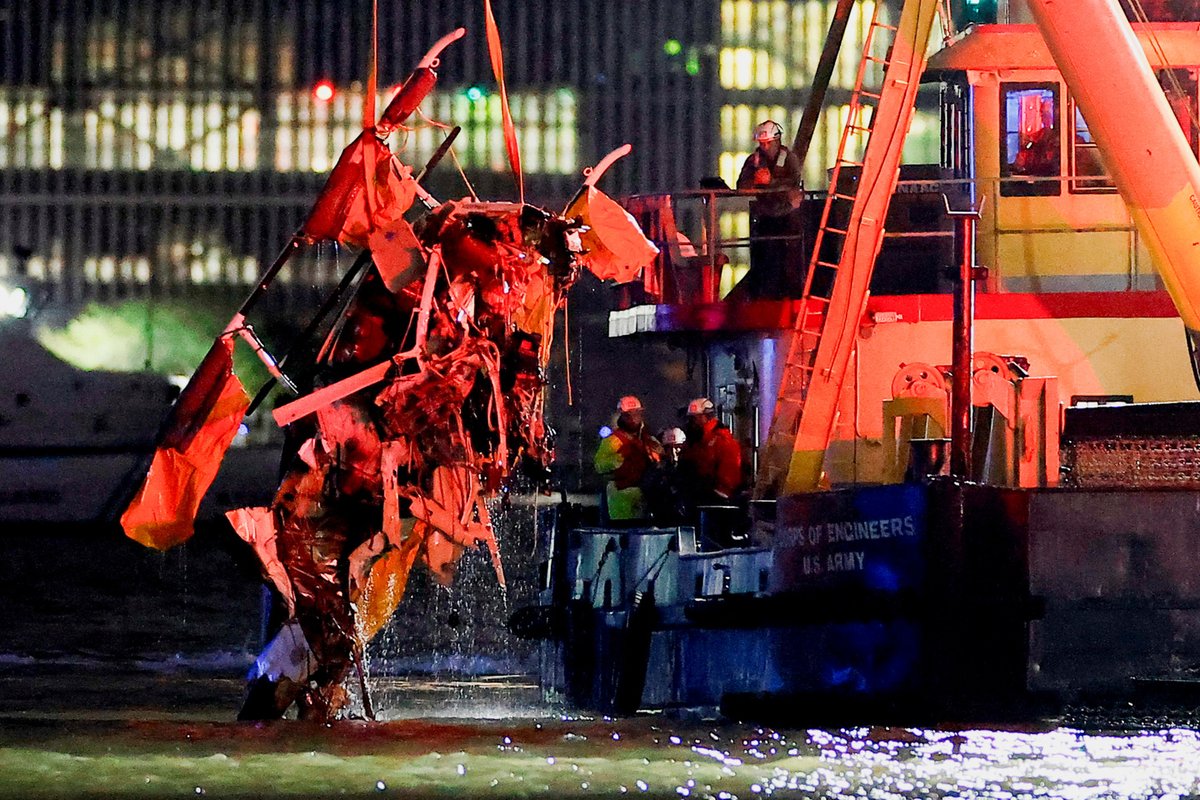 ChinaDaily's tweet image. A helicopter crashed into the #HudsonRiver around Pier 40 in #Manhattan, New York City, on Thursday afternoon killing all the six people on board. bit.ly/4ih9kuD