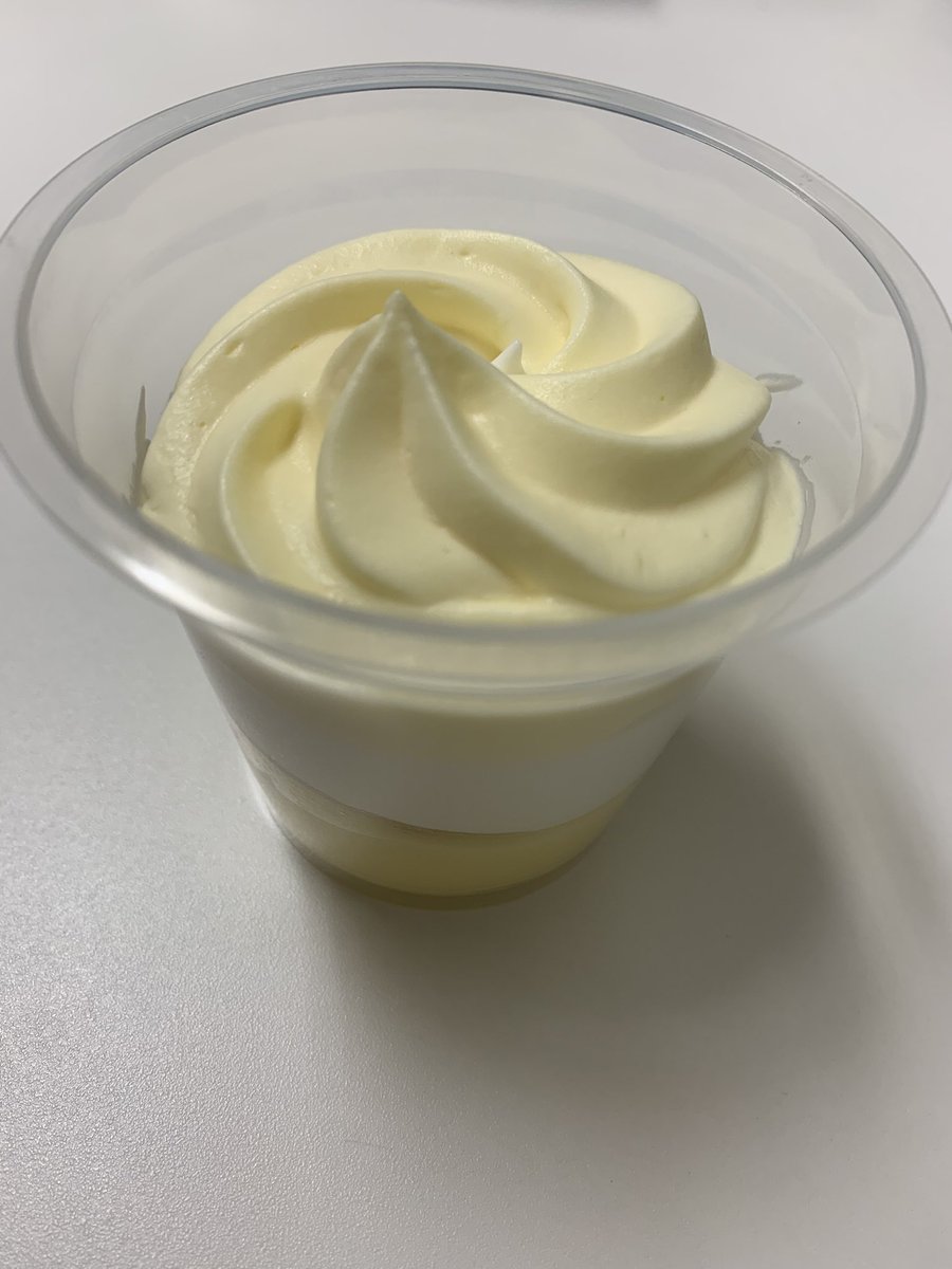 ken6sa's tweet image. 今日のおやつ42
チーズの4層仕立てレアチーズパフェ

チーズクリームがしっかりしてて生クリームより重くて美味しい😋
チーズ感もちゃんとあります！
クッキーを砕いた様な食感のやつが間に有ってバランス良いです😊

279kcal
128円+税
#SweetsSweets
#フランソア
#おやつ