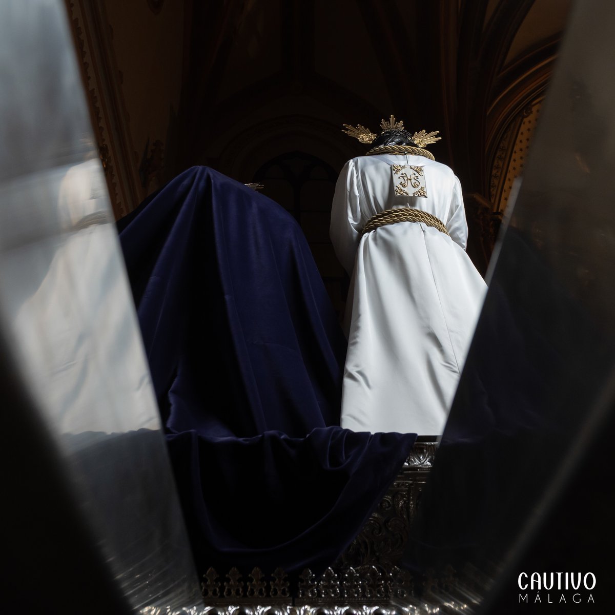 CULTO - Nuestro Padre Jesús Cautivo y María Santísima de la Trinidad Coronada ya se encuentran entronizados sobre sus andas de traslado para presidir la Misa del Alba y el posterior #TrasladoCautivo y visita a los enfermos del Hospital Civil en la mañana del Sábado de Pasión.