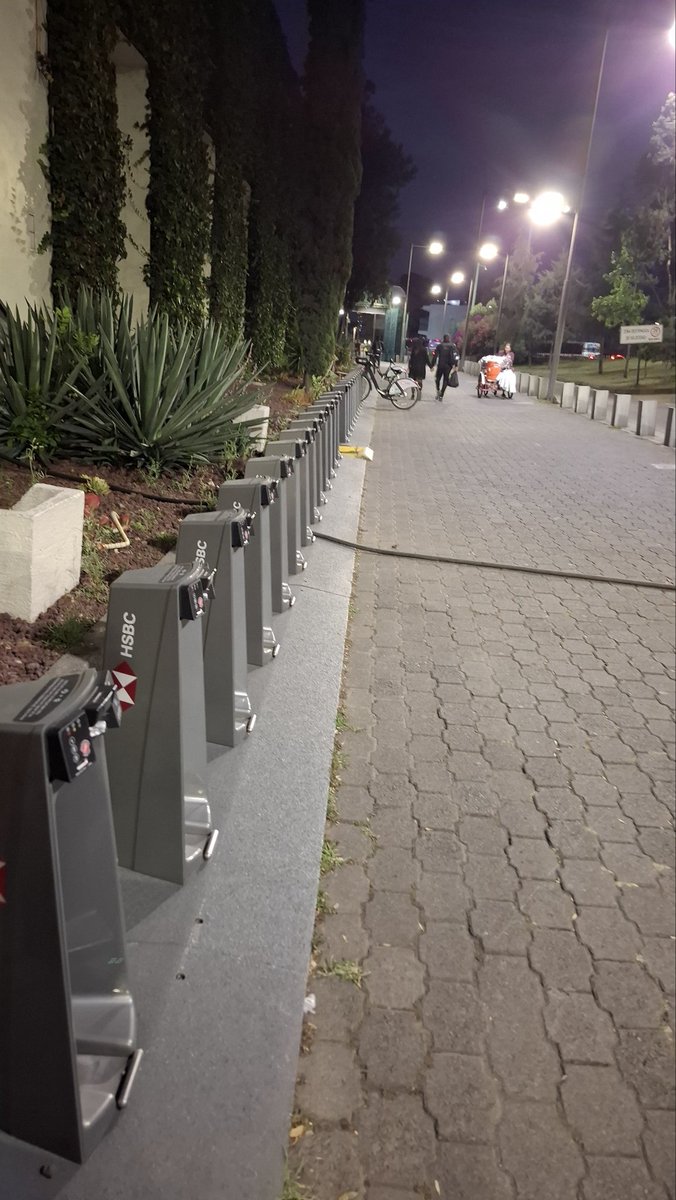 Hind_Disaster's tweet photo. @ecobici día 3 y 4 sin bicis disponibles en la zona de los pinos, perdón si hay pero no sirven😪 https://t.co/ACDaMn5Sgo