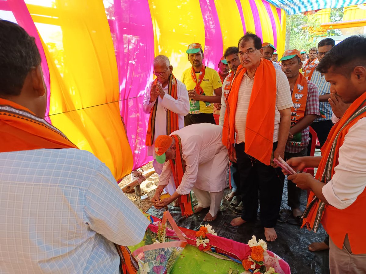 ArunPandaBjp's tweet photo. ପୁରୁଷୋତ୍ତମପୁର ଭାଟକୁମରଡା  ମଣ୍ଡଳ ର ଭାରତୀୟ ଜନତା ପାର୍ଟିର  ପ୍ରତିଷ୍ଠା ଦିବସ ପାଳନ କରାଗଲା।
ଅରୁଣ କୁମାର ପଣ୍ଡା, ରାଜ୍ୟ କାର୍ଯ୍ୟକାରିଣୀ ସଦସ୍ୟ ବିଜେପି
@BJP4Odisha
@BJP4India @dpradhanbjp https://t.co/ickUmPKCLj