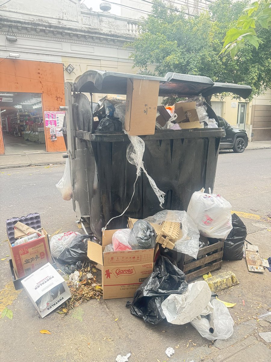 <a href="/jorgemacri/">Jorge Macri</a> Entiendo q vos vivas en un country pero los porteños no bancamos más esta mugre! Todos los días, todo el día en toda la ciudad!