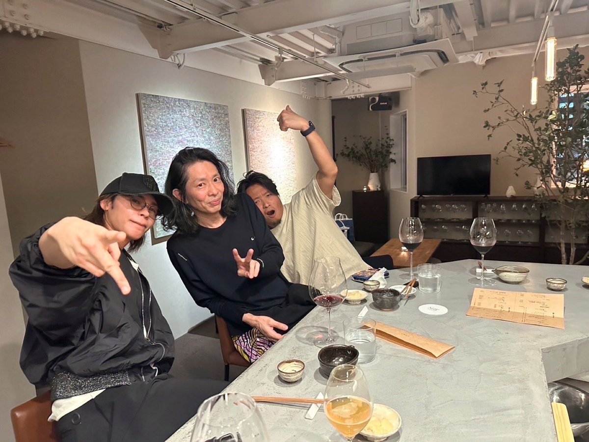 yuki19800428's tweet photo. コロナ禍もあけて
久しぶりの再会
物凄く良い時間を共有できました。

元気を沢山もらえました。
自分も周年記念前に会えて力が湧きました。４月19日に周年記念やります。

#ハイフン
#竜組
#龍組
#周年記念らーめん
#うんこドリル
#ガチンコラーメン屋台 https://t.co/QSb28wtG9T