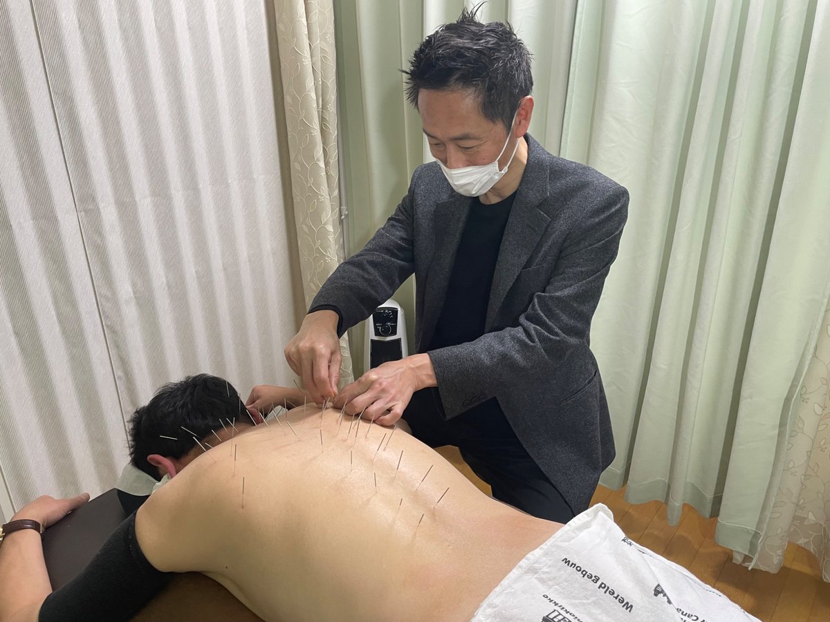 GikkuriC's tweet photo. 《どんどん患者様が治って卒業していくので患者様が少なく経営が苦しい後輩鍼師の話と藤井先生の話》
昨日、横浜院の藤井先生が横浜からわざわざ往復3時間かけて新宿院に鍼指導に来てくれました。感謝。
腰痛。頭痛。肩こりの鍼。 https://t.co/V9lyeF2BHm
