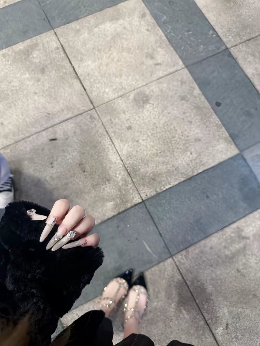 你爱她不爱我 是不是因为她穿的华伦天奴 我穿的 足力健 #华伦天奴