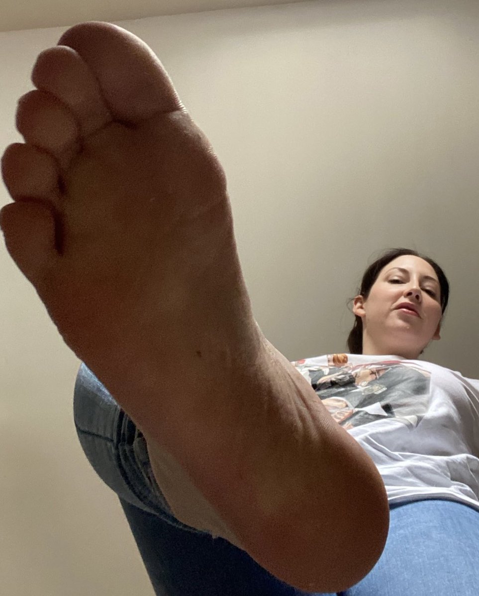 thefootlover01's tweet photo. Follow the MAJESTY and the G0DDESS 👑💸😈 
 @laurasexysoles 
She deserves all your 🫵 wallets 💳 and morning coffee https://t.co/GNt9vkcLpo