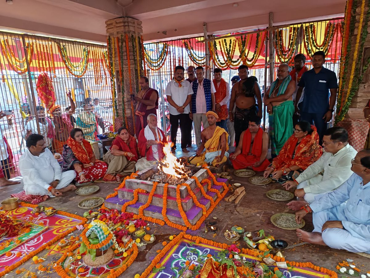 ArunPandaBjp's tweet photo. We are at the Shaktipeeth Ma Tara Tarini Temple on the eve of Chaitra Mangalbar. Sarbe Santu Niramaya.
@BJP4India @BJP4Odisha @dpradhanbjp https://t.co/epNhk9Xy82