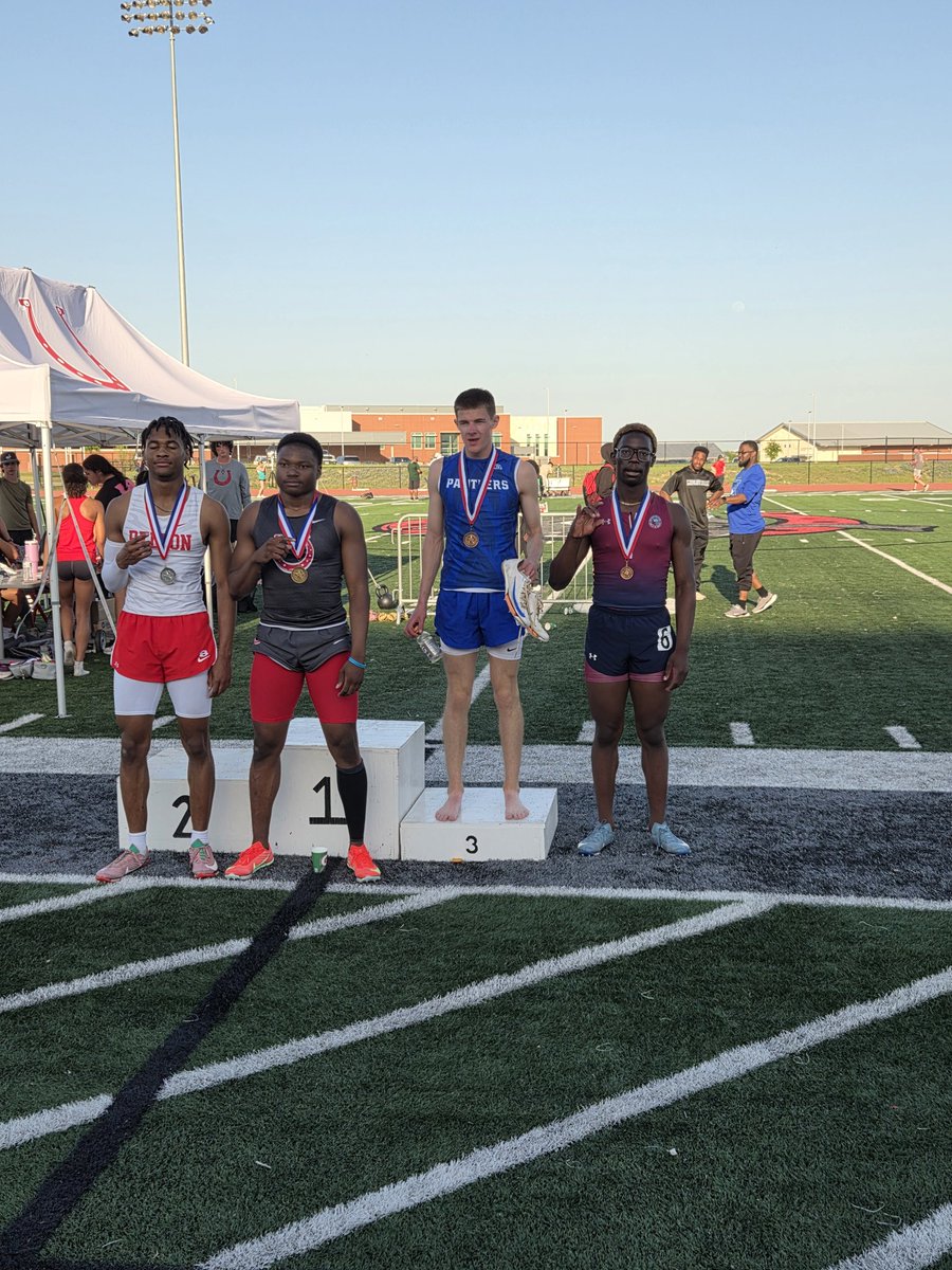 Moses Woods with a time of 49.43 in the open 400m. He placed 4th to compete at UTA regionals.