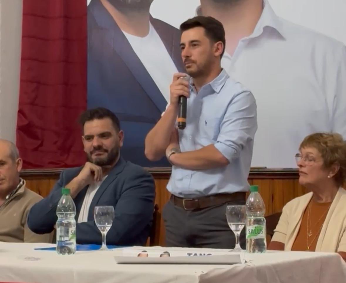 tvflorida's tweet photo. Se realizo este jueves en Sarandí Grande el lanzamiento de la candidatura de Maximiliano Ripoll como Alcalde de Sarandí Grande.
El acto fue acompañado por el candidato a la @FloridaIDF @CStopingi. https://t.co/VtsXKr2Ij9