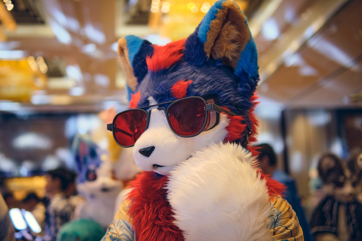猜猜看，现在的我在想着谁？

拍摄：@真实于方方

#FursuitFriday