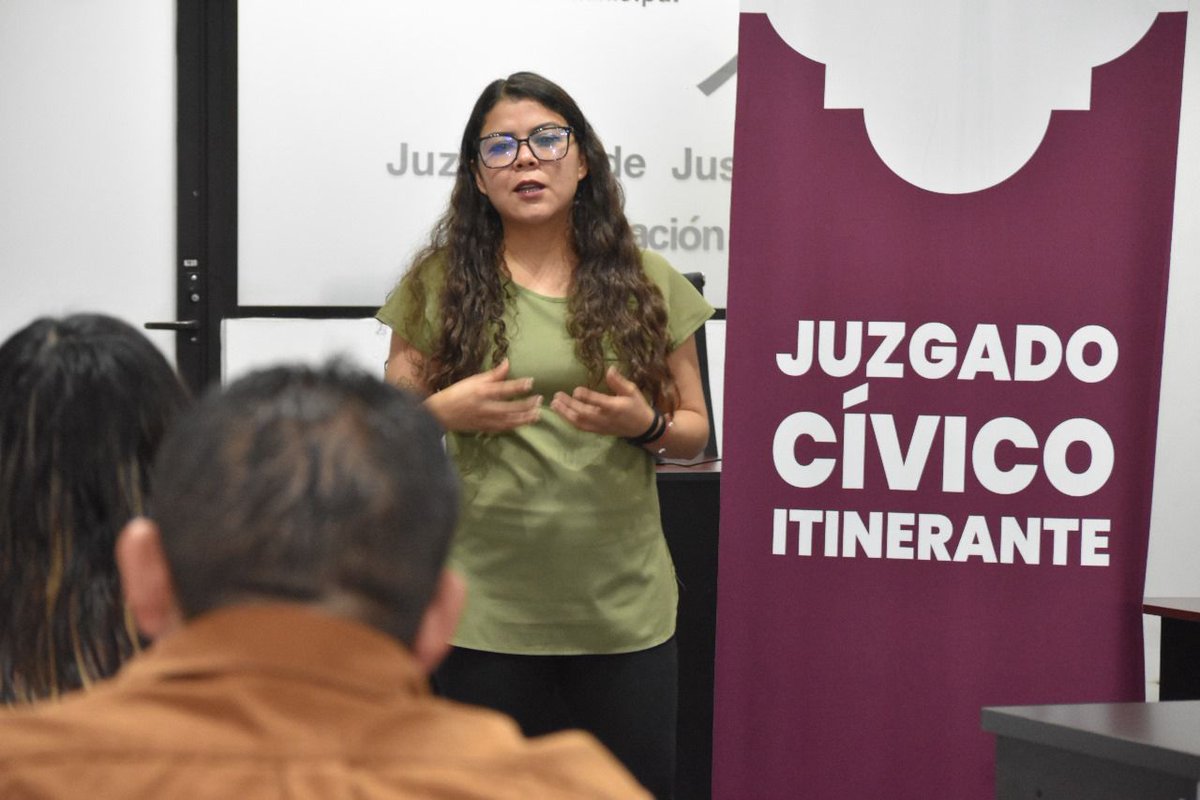 msilvaruiz's tweet photo. ⚖️ En la Dirección de Juzgados de Justicia Cívica, estamos comprometidos con una atención #Humana y #Empática. 🫂🤗

💬🗣️ Se impartió una plática de #PrimerosAuxiliosPsicológicos, donde se adquirieron técnicas para intervenir eficazmente ante situaciones de #Crisis, reduciendo el estrés y brindando apoyo emocional inmediato. 🤝🏼

🪽 Seguimos el ejemplo de nuestro Presidente Municipal @Pepechedrauimx, fortaleciendo la preparación de nuestro equipo para responder con sensibilidad y profesionalismo en cada situación.

#Puebla #SindicaturaMunicipal #LaCapitalImparable🪽  #Capacitación
