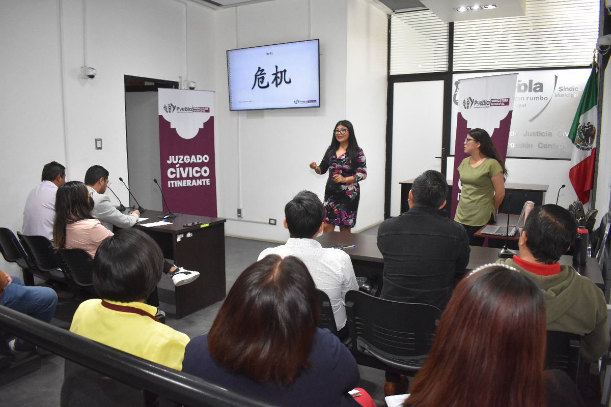 msilvaruiz's tweet photo. ⚖️ En la Dirección de Juzgados de Justicia Cívica, estamos comprometidos con una atención #Humana y #Empática. 🫂🤗

💬🗣️ Se impartió una plática de #PrimerosAuxiliosPsicológicos, donde se adquirieron técnicas para intervenir eficazmente ante situaciones de #Crisis, reduciendo el estrés y brindando apoyo emocional inmediato. 🤝🏼

🪽 Seguimos el ejemplo de nuestro Presidente Municipal @Pepechedrauimx, fortaleciendo la preparación de nuestro equipo para responder con sensibilidad y profesionalismo en cada situación.

#Puebla #SindicaturaMunicipal #LaCapitalImparable🪽  #Capacitación