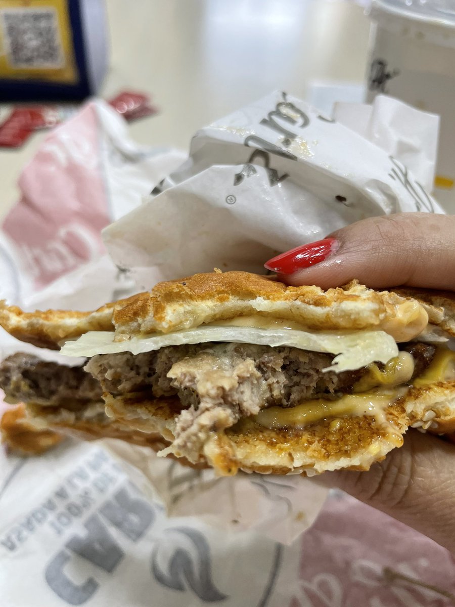 Vevi87's tweet photo. @CarlsJr en su promoción de $10 pesos en la compra del combo donde el ticket al final no baja de $200 unas hamburguesas con una presentación no agradable y pan maltratado. Suc. leones @revistamexican https://t.co/cJeQxHbLIo