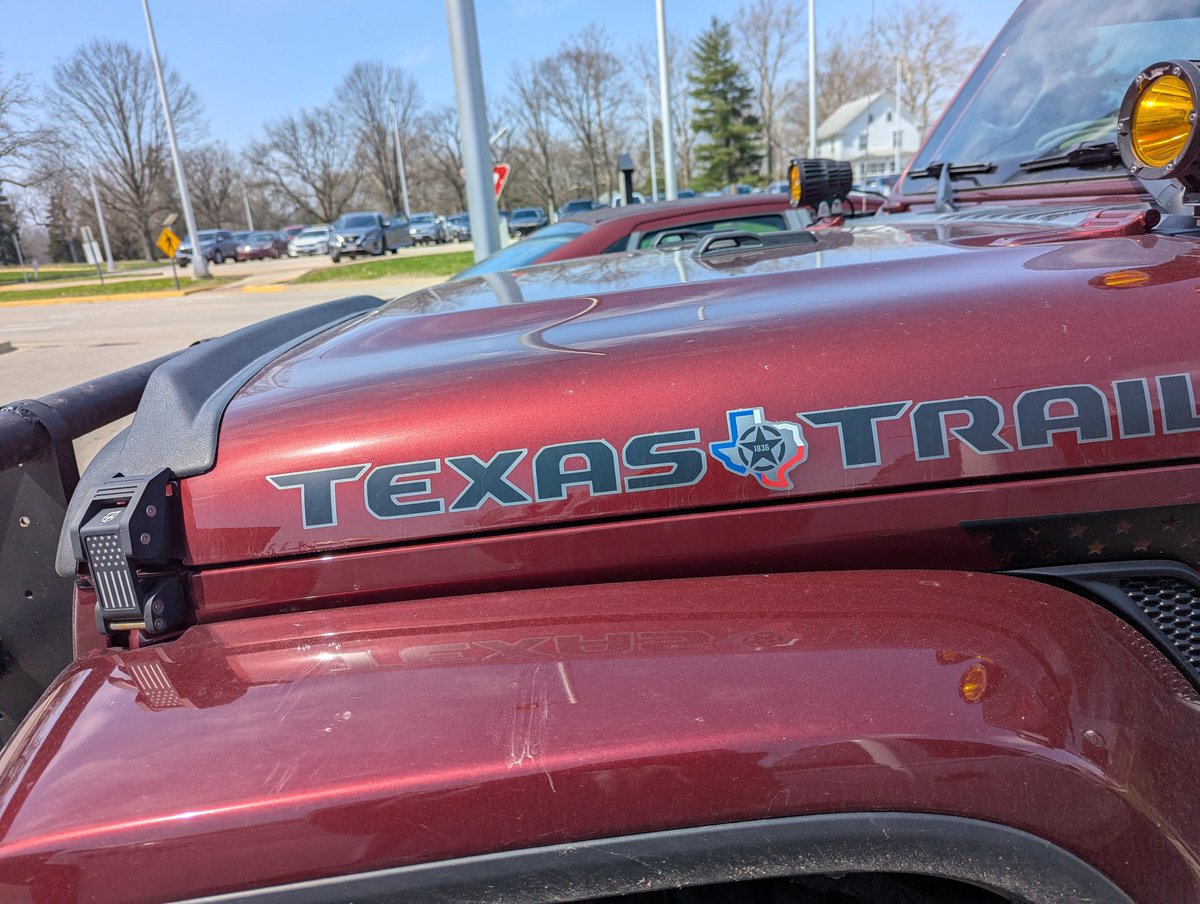 DaughertyStrong's tweet photo. Check out this sexy beast I ran across at the VA today.
#justajeep #DieselOnly #ARMY_ontheStreet #ArmyVeteran #COPE https://t.co/dVT3NeUMMq