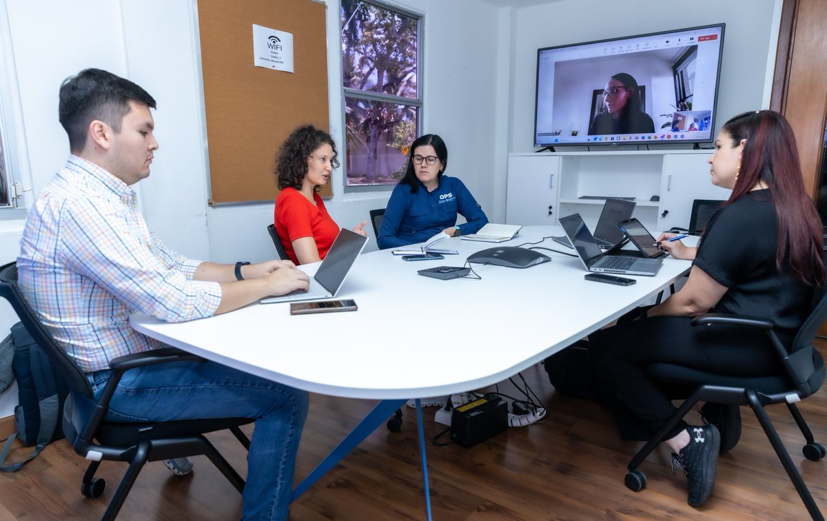 OPSOMSPanama's tweet image. ¡Cierre de misión! @eu_echo y @OPSOMSPanama realizan "debriefing" en la oficina de la OPS en Panamá. Se analizan resultados y lecciones aprendidas. #Debriefing #Evaluación #Panamá