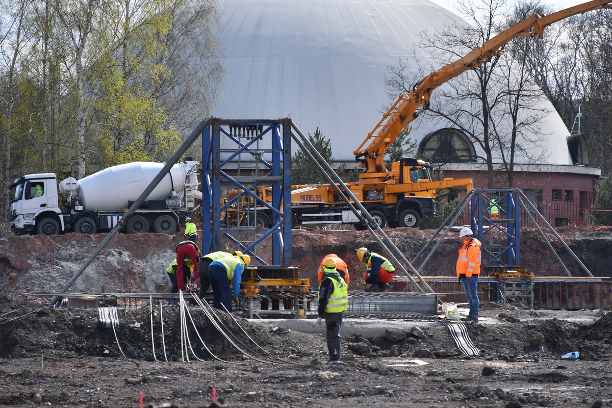 OstrowscyArchi's tweet photo. Trwa budowa Siedziby Prokuratur różnego szczebla w Katowicach. Zakończono proces palowania fundamentowego na poziomie 800 pali. Obecnie betonujemy fundamenty pod montaż żurawi. Stopień zaawansowania robót budowlanych na dzień dzisiejszy to 2,15 %. #ostrowscyarchitekci; #katowice https://t.co/9q7bupJvKg