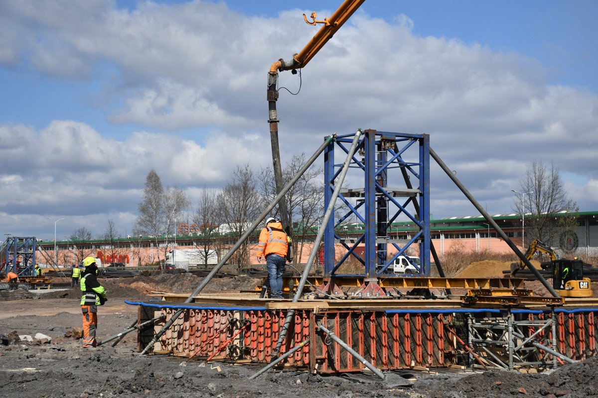 OstrowscyArchi's tweet photo. Trwa budowa Siedziby Prokuratur różnego szczebla w Katowicach. Zakończono proces palowania fundamentowego na poziomie 800 pali. Obecnie betonujemy fundamenty pod montaż żurawi. Stopień zaawansowania robót budowlanych na dzień dzisiejszy to 2,15 %. #ostrowscyarchitekci; #katowice https://t.co/9q7bupJvKg