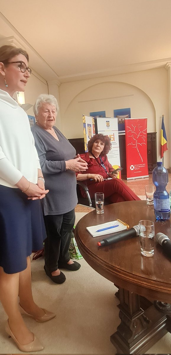 AStanescuRO's tweet photo. In cadrul #2DAYAMBASSADOR m-am bucurat găzduim la @ROEmbGermany elevi implicați în proiectul educațional "Procesul lui Eichmann", aflați la Berlin pentru cunoaşterea lecțiilor trecutului, & o emoționantă întâlnire cu dna. Assia Gorban, supraviețuitoare a Holocaustului. https://t.co/Ns9z3SUp9Q