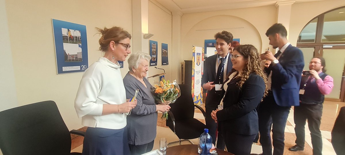 AStanescuRO's tweet photo. In cadrul #2DAYAMBASSADOR m-am bucurat găzduim la @ROEmbGermany elevi implicați în proiectul educațional "Procesul lui Eichmann", aflați la Berlin pentru cunoaşterea lecțiilor trecutului, & o emoționantă întâlnire cu dna. Assia Gorban, supraviețuitoare a Holocaustului. https://t.co/Ns9z3SUp9Q