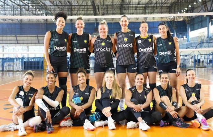 carol4acentral's tweet photo. jogadoras do Praia Clube (24/25) se fossem divas pop, uma comparação do chat GPT 

a thread: https://t.co/XYTHcXuBrm