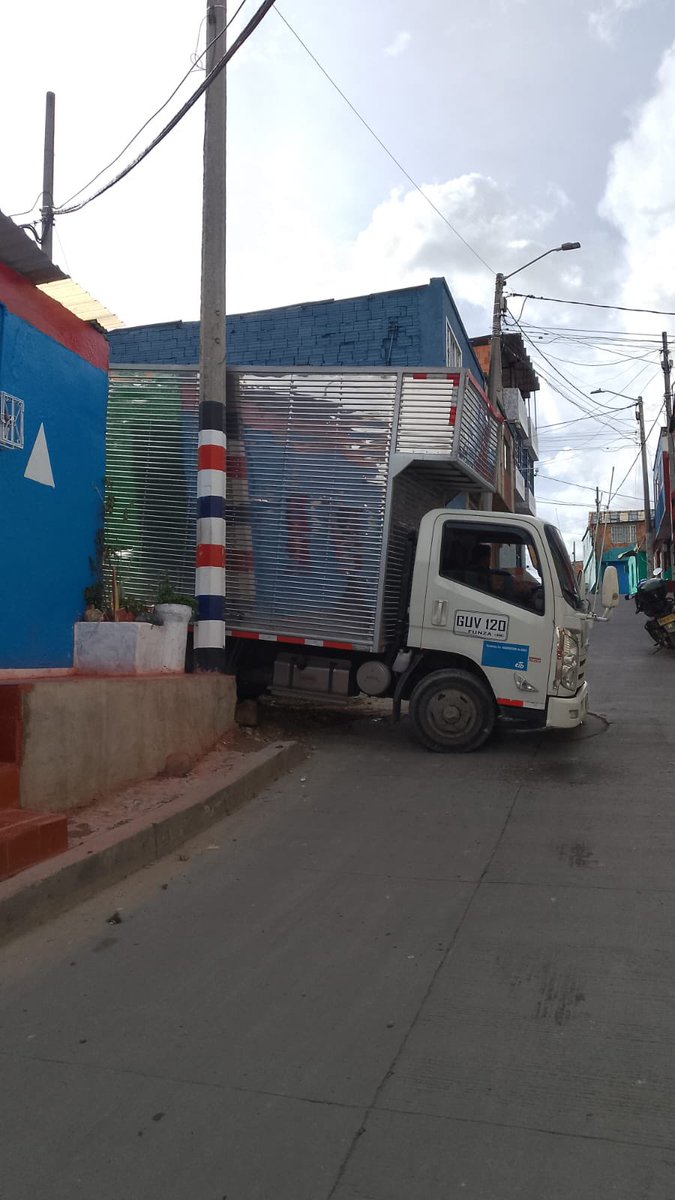 ITZEN2010's tweet image. Señores @SectorMovilidad miren esta belleza mal parqueado y de encima casi se lleva el poste, al reclamo de la comunidad dicen que si lo tumban eso lo paga la @ETB con contratistas como ellos es que  empresa no progresa, situación en Bogota barrió Nutibara Ciudad Bolívar.